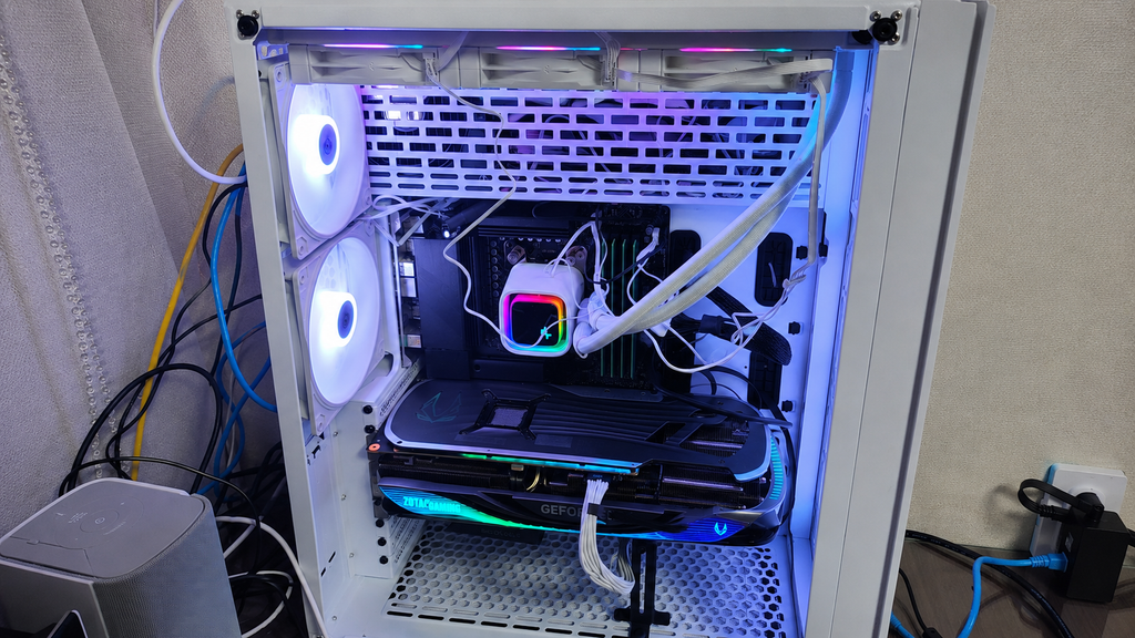수랭 쿨러와 그래픽카드를 장착해 완성한 데스크톱 PC 내부