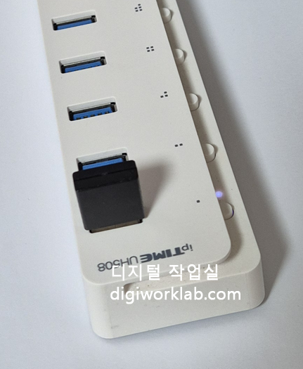 USB 허브에 연결한 지문인식 동글